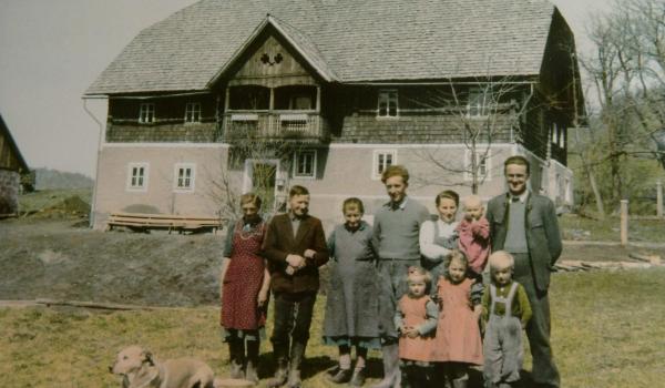 Familienfoto vor dem Haus um 1960